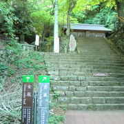 女坂と男坂の分岐点の神社