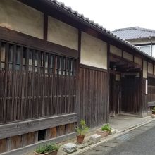 長屋門のある風景