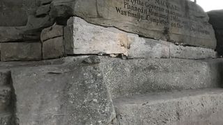 岩を削ってつくられた椅子