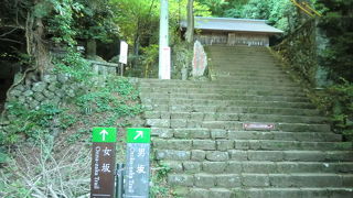 女坂と男坂の分岐点の神社