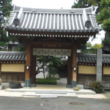 諏訪神社の別当寺の玄国寺の山門です。諏訪神社の隣にあります。