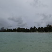 ハイアットの北西側はかなり遠くまで浅い