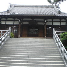 玄国寺の本堂です。かなり長い階段を昇り、本堂に至ります。