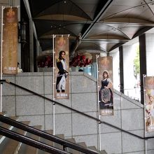 階段横の垂れ幕