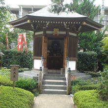 玄国寺の弁天堂です。緑の生垣に囲まれた端正な感じの御堂です。