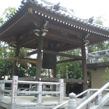 玄国寺の本堂に至る長い階段の横に建てられている梵鐘塔です。