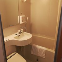 浴室は狭いです。