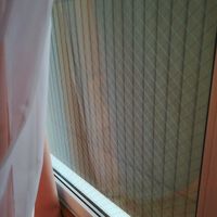 窓の外は…何も見えません。立体駐車場が目の前でした。