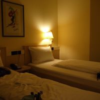 狭いけど綺麗目な客室