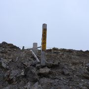 優美な姿で温泉や池など表情豊かな山