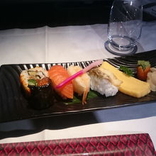 頼んでおいてよかった冷たくて固い寿司。