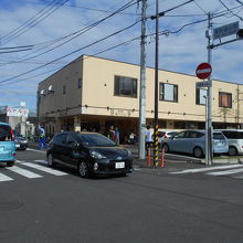 随分と大きな店に成長したが、休日は駐車場も大混雑。