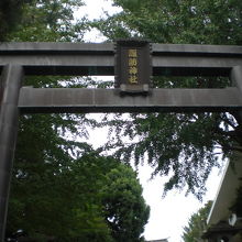 諏訪神社の鳥居の上部には、諏訪神社の額が掲げられています。