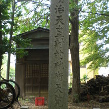 諏訪神社の境内の明治天皇の射的砲術天覧所跡の標石柱です。