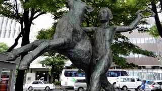 大通り公園銅像第1号です