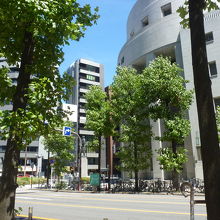 三叉路の角に建つ像銅