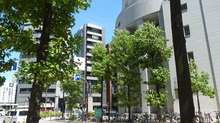 今も大阪経済を見守っている像が建つ