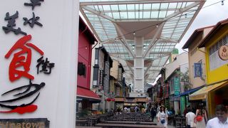 レストラン・屋台の並ぶ通り、入る店を選ぶのに困る…？