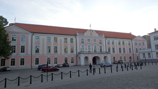 淡いピンクの建物です