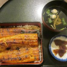 特上うな重（肝吸、奈良漬付き）はクーポン価格2880円。