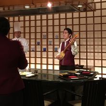 お店の方からの誕生日祝いの三線演奏です