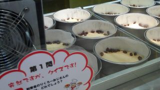 出来立ては列。作りおきは列が少ない【りくろーおじさん】