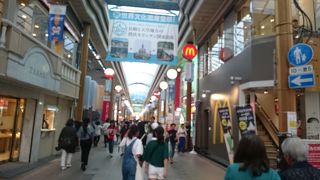 休日のアーケード