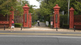 学習院旧正門は、現在、明治通りに面した学習院女子大、女子高・中等科の正門前に置かれています。