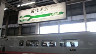 雪害対策のため構内を屋根で囲まれている新幹線ホームが特徴的でした。