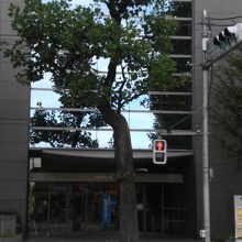 新宿コズミックセンター出入口です。多分、こちらが正式な出入口