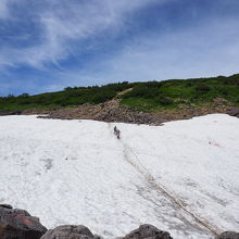 8月前半まで雪渓が残る