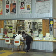 １階の入口奥の、新宿コズミックスポーツセンターの受付です。