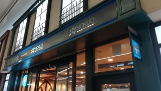 改札を出てすぐです