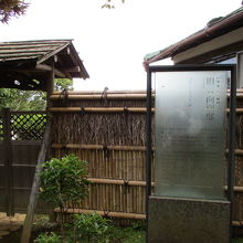 右に入り口があり。