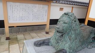 あらたに整備された豪商ポケットパークには三井家ゆかりの三越ライオン像