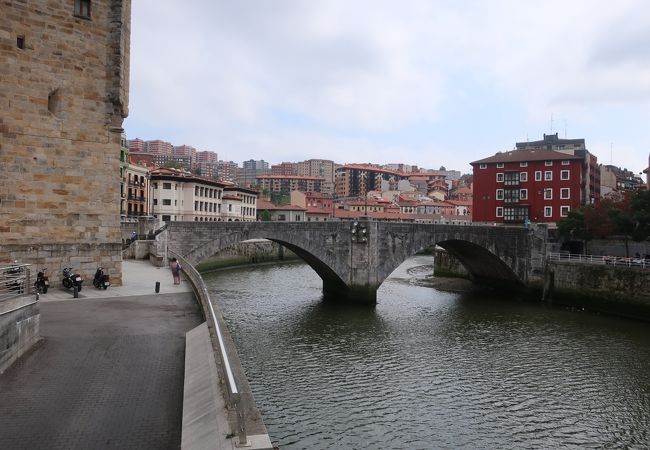 新市街と旧市街を結ぶ古いアーチ橋