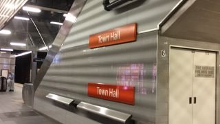 タウンホールなど主要観光スポットの最寄り駅