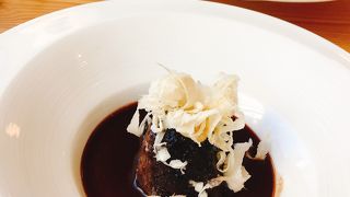 ナチュラルなカフェで臨場感あふれる本格フレンチ