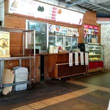 お店の様子です。この前のベンチでのんびり食べました。