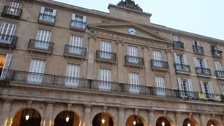 ビルに囲まれた広場で入口がわかりにくい