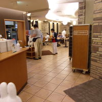 フロント横に朝食会場。