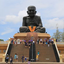 大きな僧の仏像