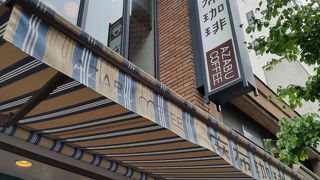 麻布十番商店街の落ち着いたカフェ