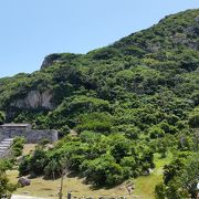 こんもりとした山の地形を利用したお城