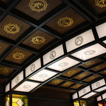 鮮やかな色彩の天井