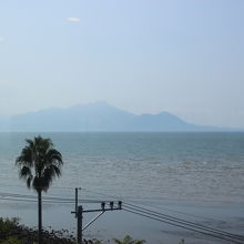 車窓からは美しい海と島原半島が見えます