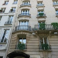 サンジェルマンデュプレ駅の真向かいです。