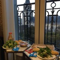 部屋で簡単な食事。景色が素晴らしい！