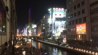 きらびやかなネオン