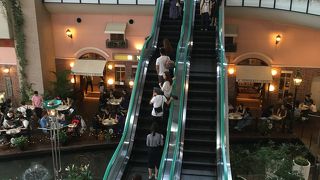 海沿いのショッピングモール